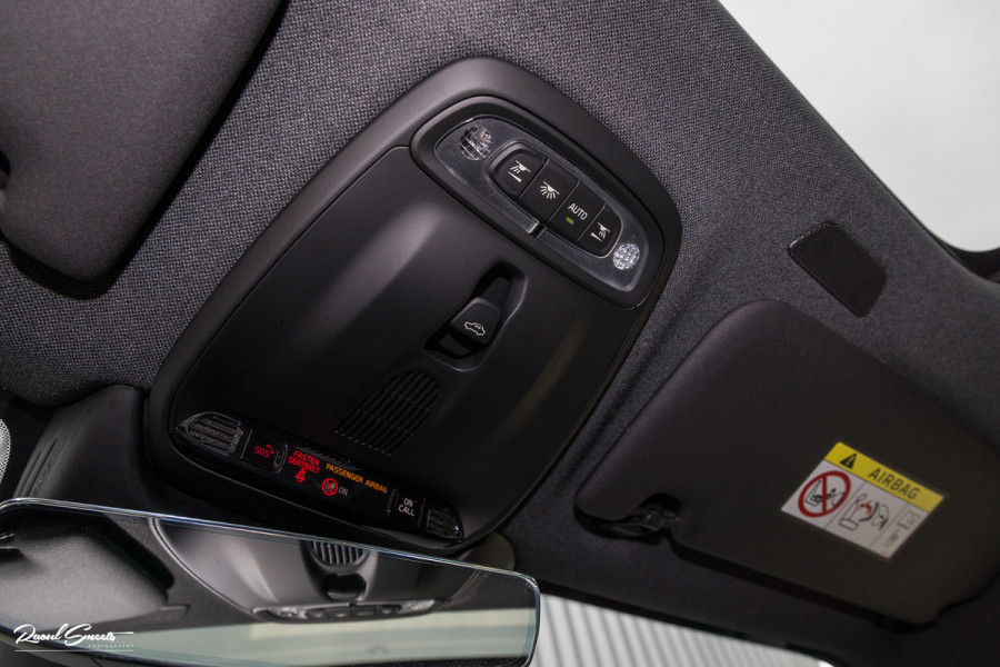 Volvo XC40 1.5 T4 Plug-in hybrid Ultimate Bright | Panorama dak | Zwenkbare trekhaak | Adaptieve cruise | Memory | Blis |