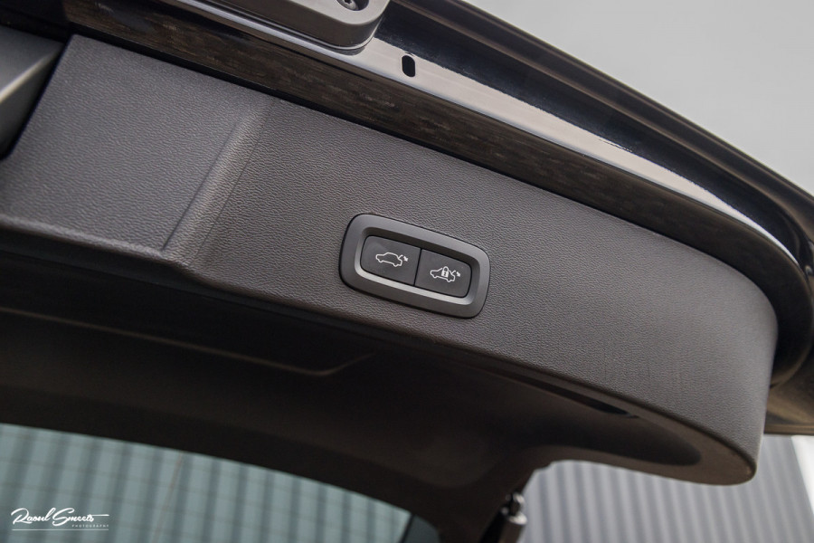 Volvo XC40 1.5 T4 Plug-in hybrid Ultimate Bright | Panorama dak | Zwenkbare trekhaak | Adaptieve cruise | Memory | Blis |