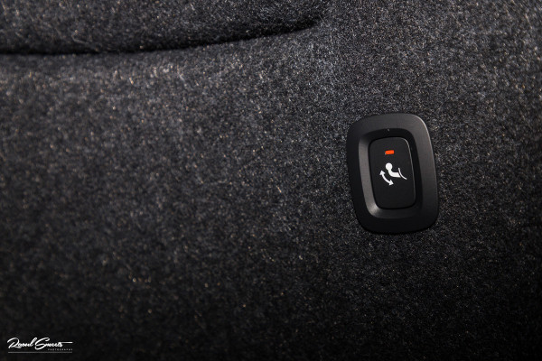 Volvo XC40 1.5 T4 Plug-in hybrid Ultimate Bright | Panorama dak | Zwenkbare trekhaak | Adaptieve cruise | Memory | Blis |