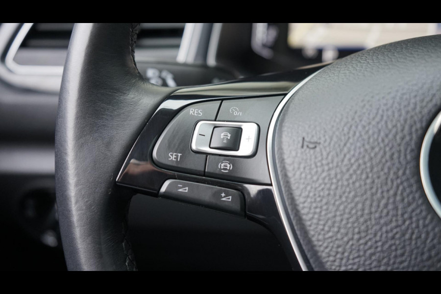Volkswagen T-Roc 1.5 TSI Sport AUTOMAAT-ACC-CAMERA-CLIMA-FULL LED-KEYLESS-NAVIGATIE-PANORAMA-VIRTUEEL-VOLLEDER-STOELVERWARMING