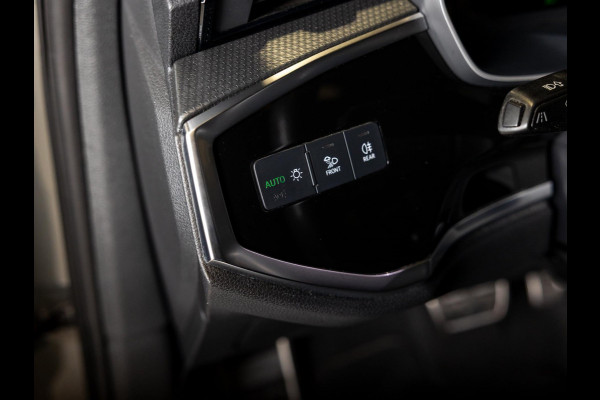 Audi Q3 40 TFSI quattro S Line edition one / 190pk / Trekhaak / Panorama dak / Stoelverwarming /