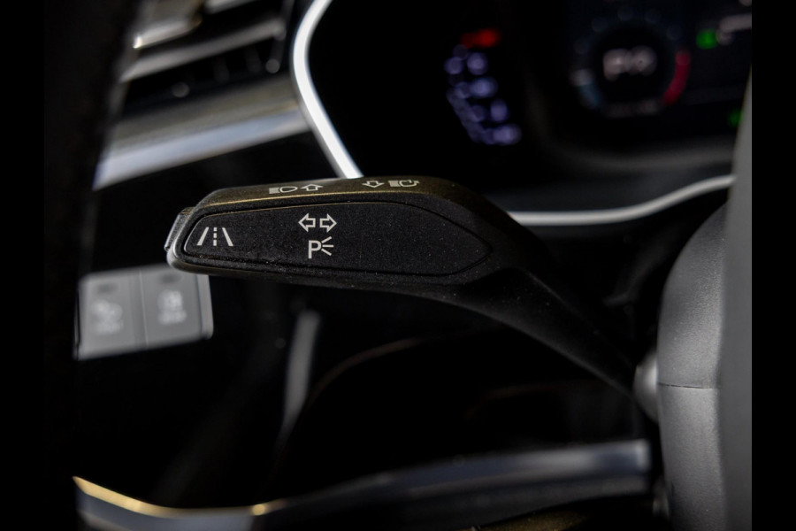 Audi Q3 40 TFSI quattro S Line edition one / 190pk / Trekhaak / Panorama dak / Stoelverwarming /