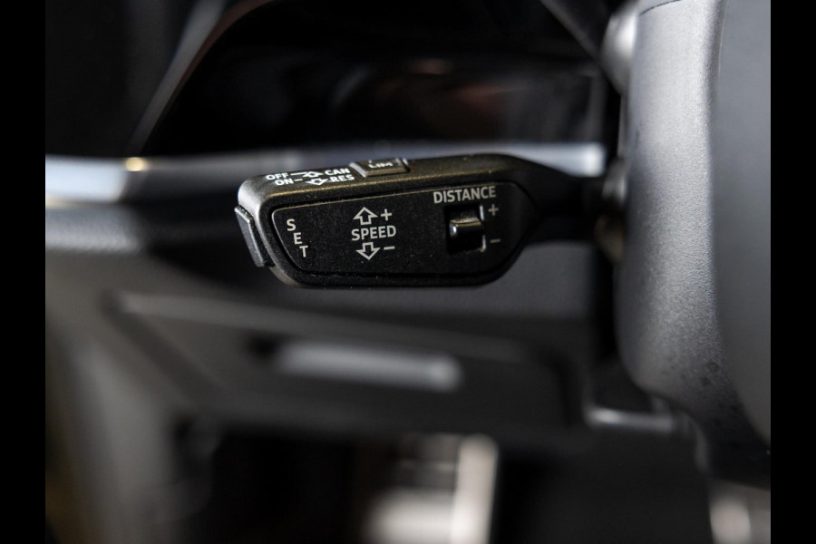 Audi Q3 40 TFSI quattro S Line edition one / 190pk / Trekhaak / Panorama dak / Stoelverwarming /