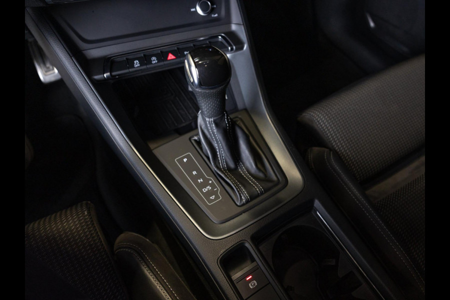 Audi Q3 40 TFSI quattro S Line edition one / 190pk / Trekhaak / Panorama dak / Stoelverwarming /