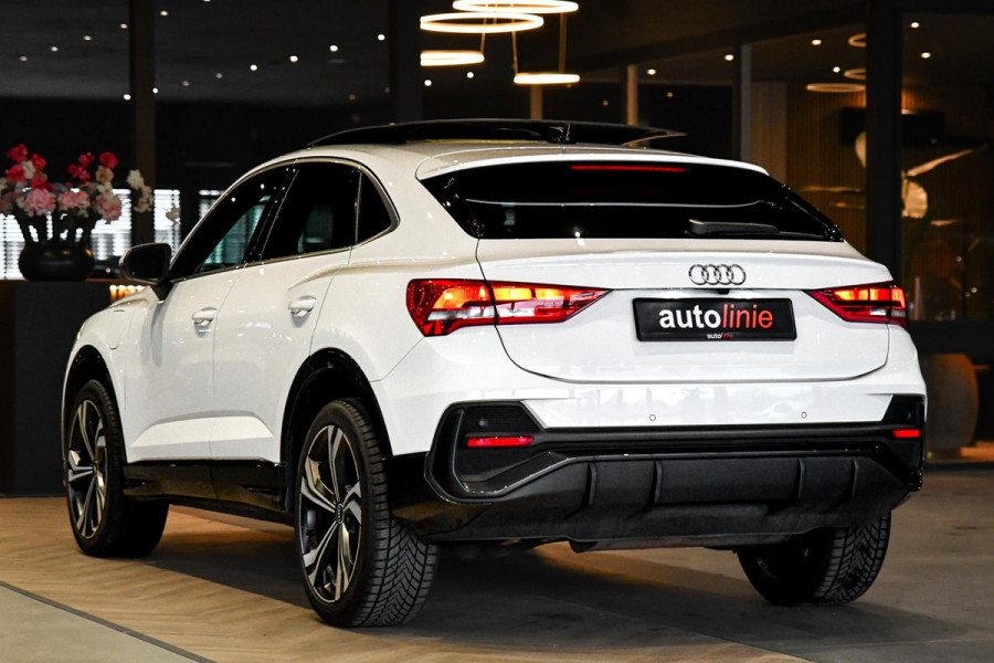 Audi Q3 Sportback 45 TFSI e S-Line. Pano, ACC, Dodeh, Camera, 20''!
