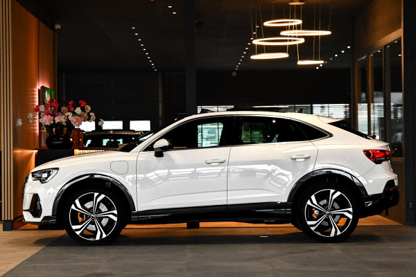 Audi Q3 Sportback 45 TFSI e S-Line. Pano, ACC, Dodeh, Camera, 20''!