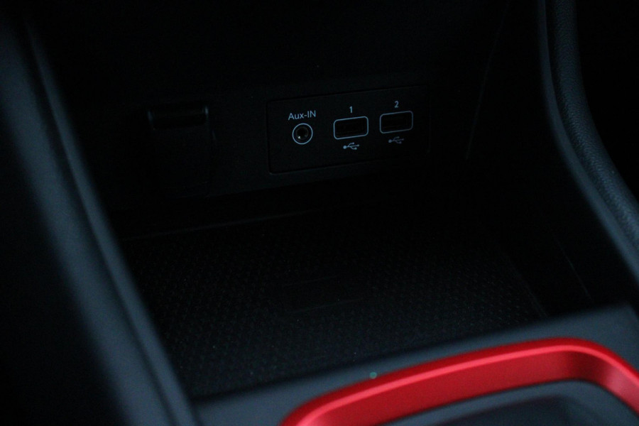 Renault Captur 1.3 TCe 130PK AUTOMAAT INTENS | APPLE CARPLAY/ANDROID AUTO | STOEL VERWARMING | NAVIGATIE | FULL LED KOPLAMPEN | ADAPTIVE CRUISE CONTROL | ACHTERUITRIJ CAMERA | LICHTMETALEN VELGEN 17" | DODEHOEK DETECTIE | PARKEERSENSOREN VOOR + ACHTER | DAB+ RADIO | CLIMATE CONTROL | KEYLESS ENTRY/START |