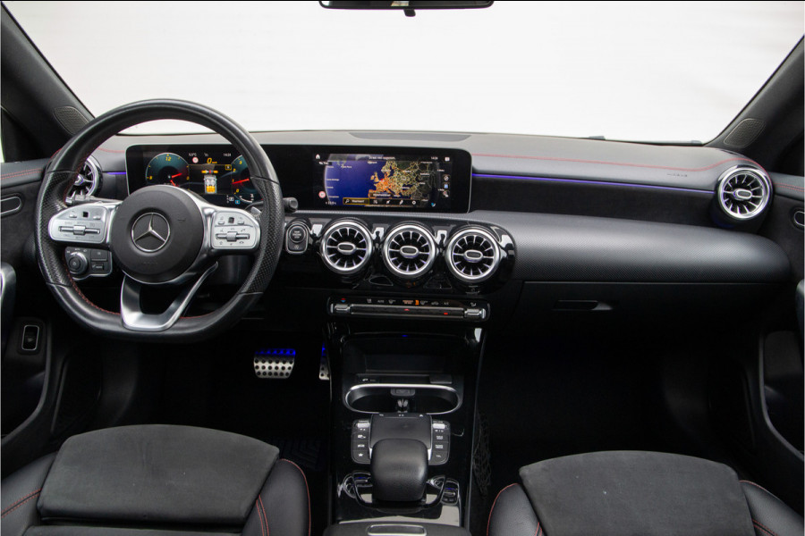 Mercedes-Benz CLA-Klasse 180 AMG Nightpakket, Pano, Widescreen, Sfeerverlichting, Camera 2020