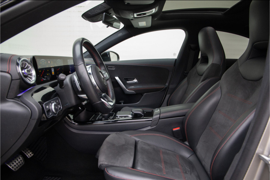 Mercedes-Benz CLA-Klasse 180 AMG Nightpakket, Pano, Widescreen, Sfeerverlichting, Camera 2020