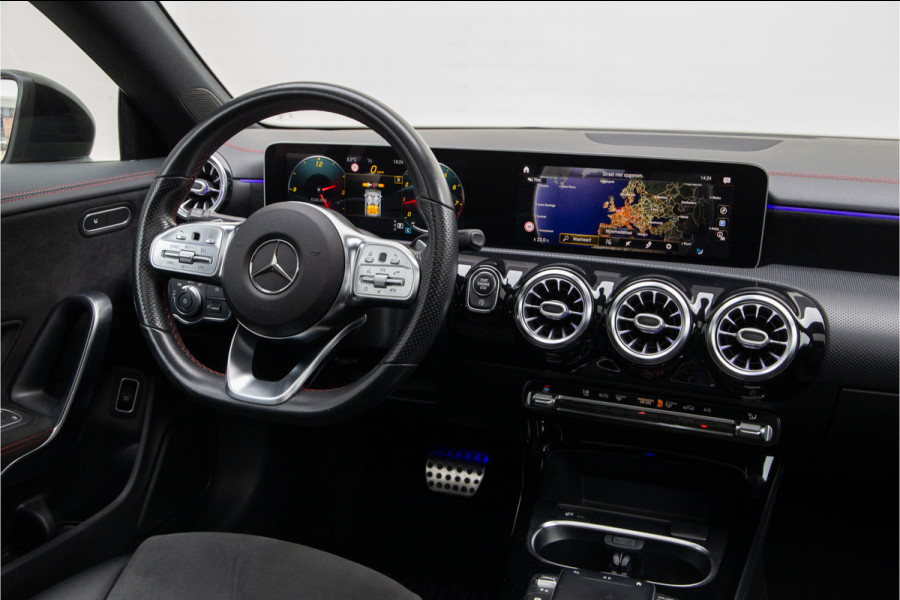 Mercedes-Benz CLA-Klasse 180 AMG Nightpakket, Pano, Widescreen, Sfeerverlichting, Camera 2020