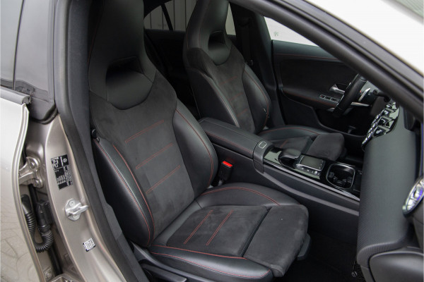 Mercedes-Benz CLA-Klasse 180 AMG Nightpakket, Pano, Widescreen, Sfeerverlichting, Camera 2020