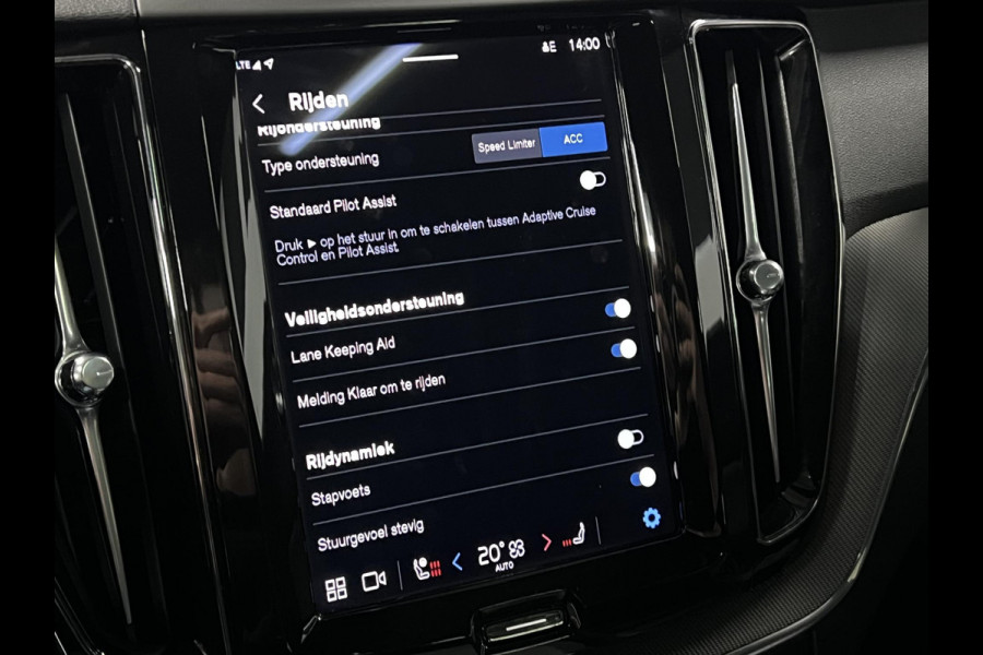 Volvo XC60 2.0 T6 Plug-in hybrid AWD Plus Dark Trekhaak | Open dak | Adapt. Cruise | Harman Kardon | Stoel-/stuurverwarming | Memory | Leder | Carplay