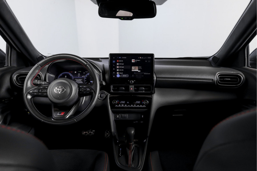 Toyota Yaris Cross 1.5 Hybrid 130 GR Sport | Adapt.Cruise | Head-up | 360 Camera | Stoel+Stuurverw. | Dig.Cockpit | NAV + App.Connect (Draadloos) | ECC | LM 18" | 6116