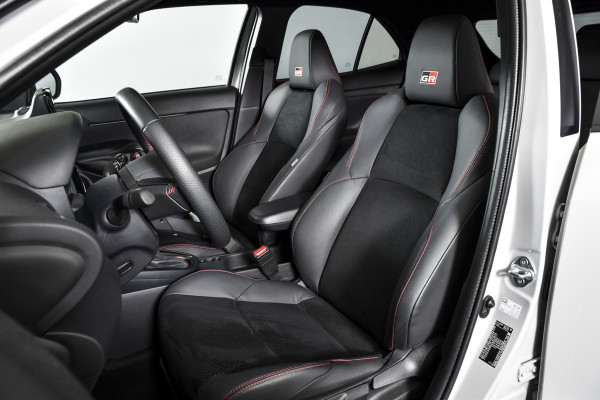 Toyota Yaris Cross 1.5 Hybrid 130 GR Sport | Adapt.Cruise | Head-up | 360 Camera | Stoel+Stuurverw. | Dig.Cockpit | NAV + App.Connect (Draadloos) | ECC | LM 18" | 6116