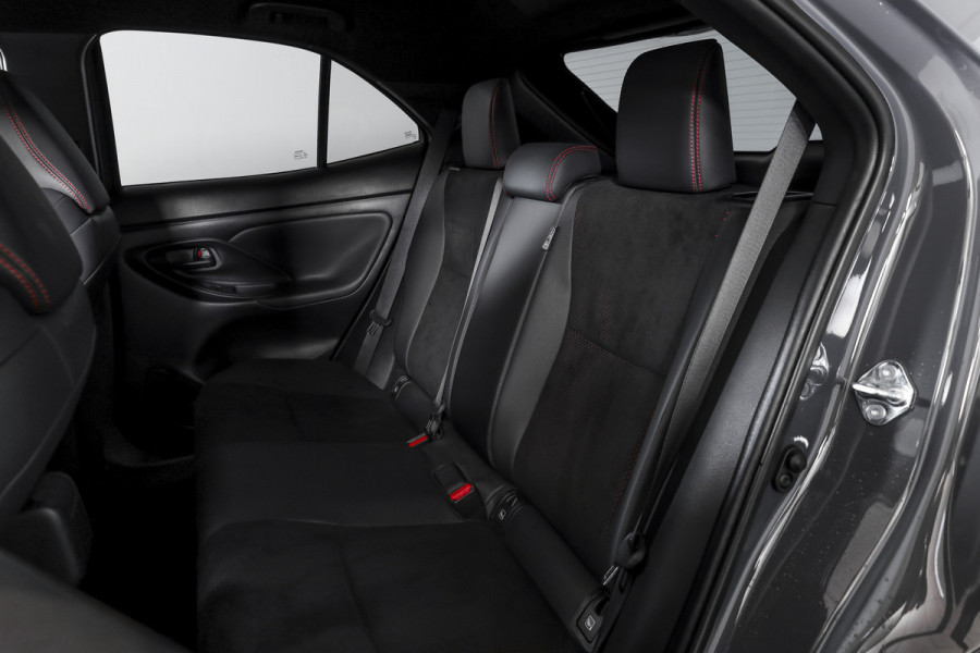 Toyota Yaris Cross 1.5 Hybrid 130 GR Sport | Adapt.Cruise | Head-up | 360 Camera | Stoel+Stuurverw. | Dig.Cockpit | NAV + App. Connect (Draadloos) | ECC | LM 18" | 2298