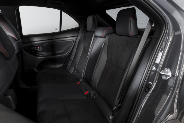 Toyota Yaris Cross 1.5 Hybrid 130 GR Sport | Adapt.Cruise | Head-up | 360 Camera | Stoel+Stuurverw. | Dig.Cockpit | NAV + App. Connect (Draadloos) | ECC | LM 18" | 2298