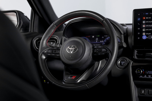 Toyota Yaris Cross 1.5 Hybrid 130 GR Sport | Adapt.Cruise | Head-up | 360 Camera | Stoel+Stuurverw. | Dig.Cockpit | NAV + App. Connect (Draadloos) | ECC | LM 18" | 2298