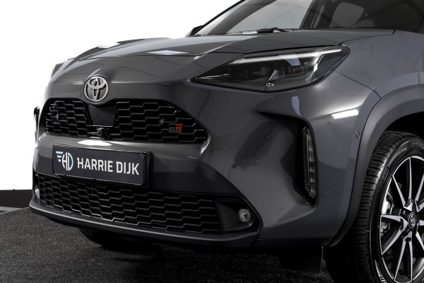 Toyota Yaris Cross 1.5 Hybrid 130 GR Sport | Adapt.Cruise | Head-up | 360 Camera | Stoel+Stuurverw. | Dig.Cockpit | NAV + App. Connect (Draadloos) | ECC | LM 18" | 2298