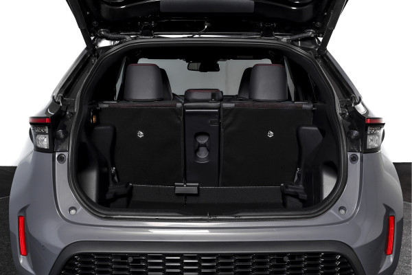 Toyota Yaris Cross 1.5 Hybrid 130 GR Sport | Adapt.Cruise | Head-up | 360 Camera | Stoel+Stuurverw. | Dig.Cockpit | NAV + App. Connect (Draadloos) | ECC | LM 18" | 2298