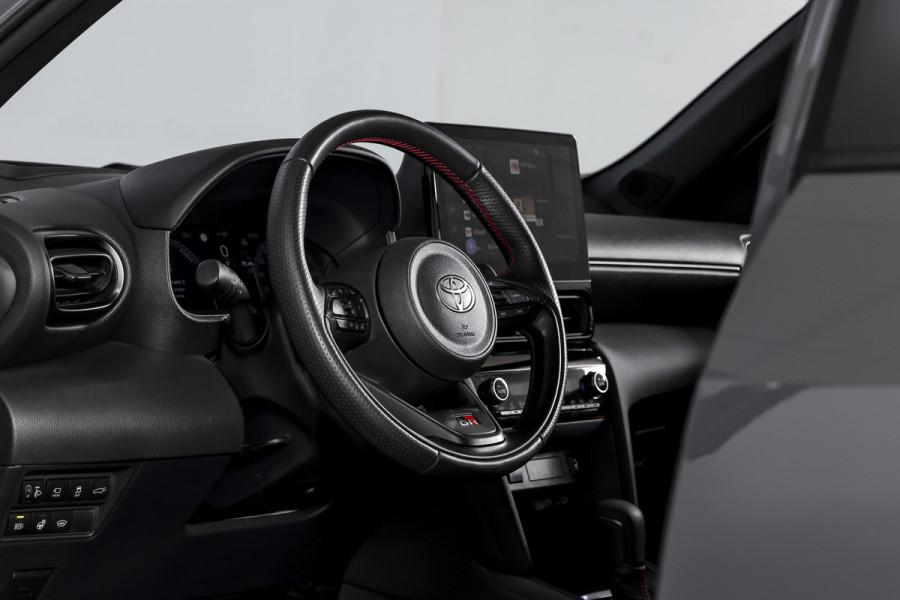 Toyota Yaris Cross 1.5 Hybrid 130 GR Sport | Adapt.Cruise | Head-up | 360 Camera | Stoel+Stuurverw. | Dig.Cockpit | NAV + App. Connect (Draadloos) | ECC | LM 18" | 2294