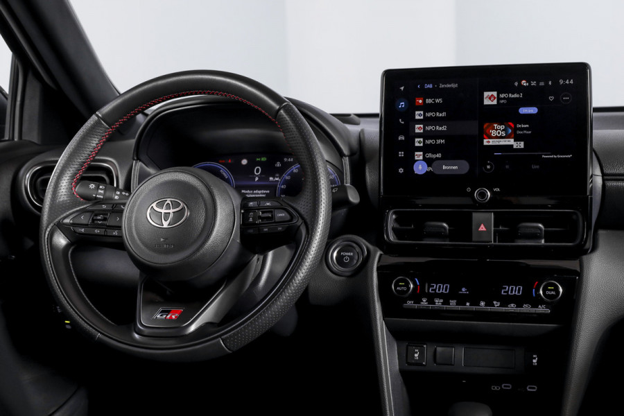 Toyota Yaris Cross 1.5 Hybrid 130 GR Sport | Adapt.Cruise | Head-up | 360 Camera | Stoel+Stuurverw. | Dig.Cockpit | NAV + App. Connect (Draadloos) | ECC | LM 18" | 2294