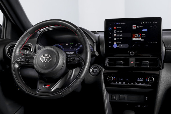 Toyota Yaris Cross 1.5 Hybrid 130 GR Sport | Adapt.Cruise | Head-up | 360 Camera | Stoel+Stuurverw. | Dig.Cockpit | NAV + App. Connect (Draadloos) | ECC | LM 18" | 2294