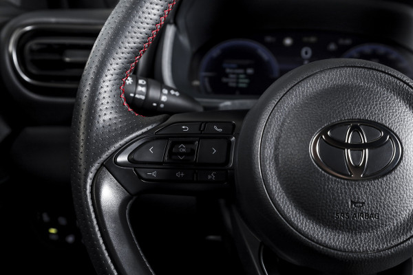 Toyota Yaris Cross 1.5 Hybrid 130 GR Sport | Adapt.Cruise | Head-up | 360 Camera | Stoel+Stuurverw. | Dig.Cockpit | NAV + App. Connect (Draadloos) | ECC | LM 18" | 2294