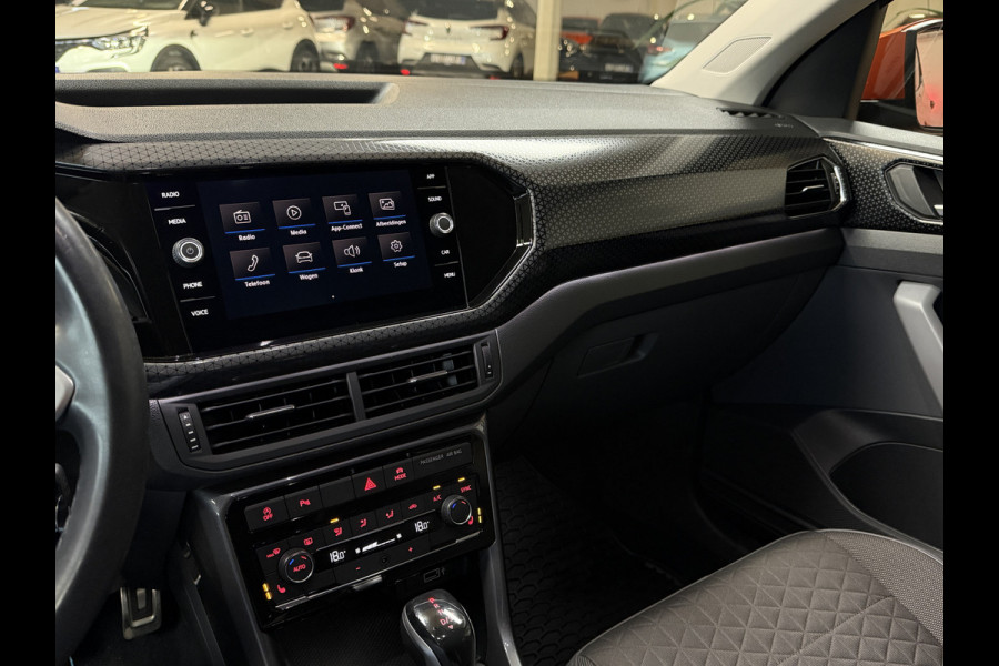Volkswagen T-Cross 1.0 TSI Style 115pk DSG | VERKOCHT! Carplay | 18" | Camera | Digitaal cockpit | ACC | Dode hoek | 100% Volkswagen dealer onderhouden!