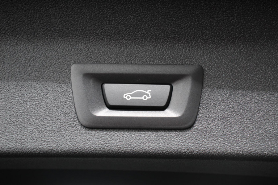 BMW X3 xDrive30e M Sport High Executive | Leder | Schuif/kantel dak | Navigatie | Climate Control | Camera | Electrisch bedienbare achterklep | Active Cruise Control | 19" Lichtmetalen velgen