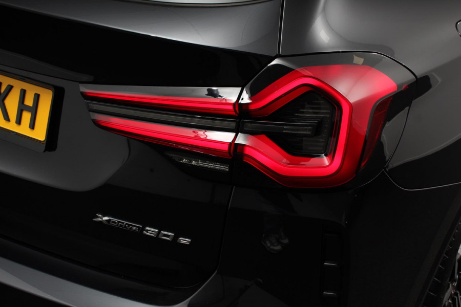 BMW X3 xDrive30e M Sport High Executive | Leder | Schuif/kantel dak | Navigatie | Climate Control | Camera | Electrisch bedienbare achterklep | Active Cruise Control | 19" Lichtmetalen velgen