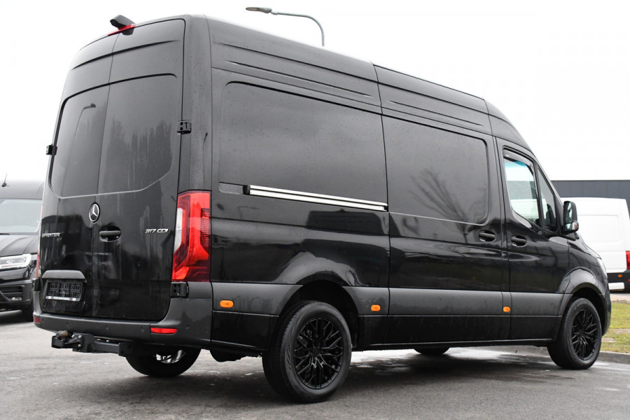 Mercedes-Benz Sprinter 317 1.9 CDI L2 Pro Black Edition FACE LIFT! Camera, Cruise, Carplay, 3500kg Trekhaak, 10,5'' Mbux, LED, Dodehoek, Virtual, Uniek!