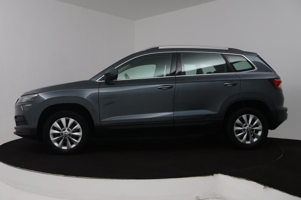Škoda Karoq 1.5 TSI ACT Style (STOELVERWARMING, CAMERA, SFEERVERLICHTING, NAVIGATIE CARPLAY, CRUISE CONTROL, PARKEERSENSOREN)