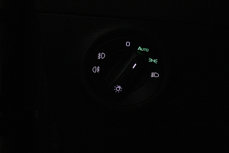 Škoda Karoq 1.5 TSI ACT Style (STOELVERWARMING, CAMERA, SFEERVERLICHTING, NAVIGATIE CARPLAY, CRUISE CONTROL, PARKEERSENSOREN)