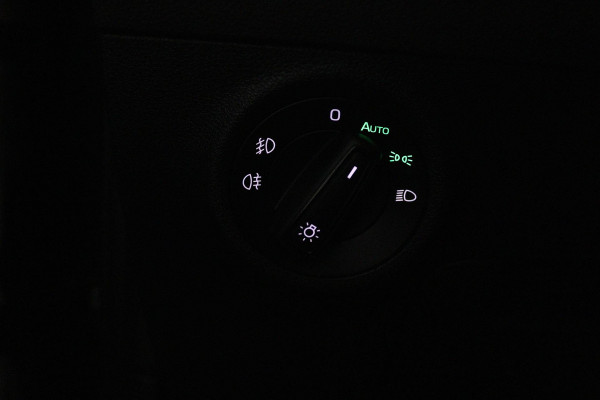 Škoda Karoq 1.5 TSI ACT Style (STOELVERWARMING, CAMERA, SFEERVERLICHTING, NAVIGATIE CARPLAY, CRUISE CONTROL, PARKEERSENSOREN)