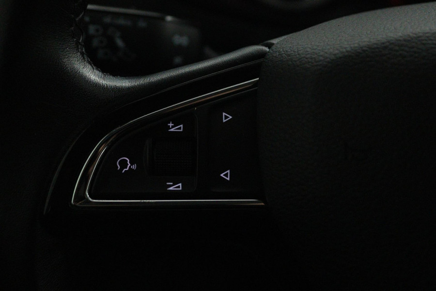 Škoda Karoq 1.5 TSI ACT Style (STOELVERWARMING, CAMERA, SFEERVERLICHTING, NAVIGATIE CARPLAY, CRUISE CONTROL, PARKEERSENSOREN)