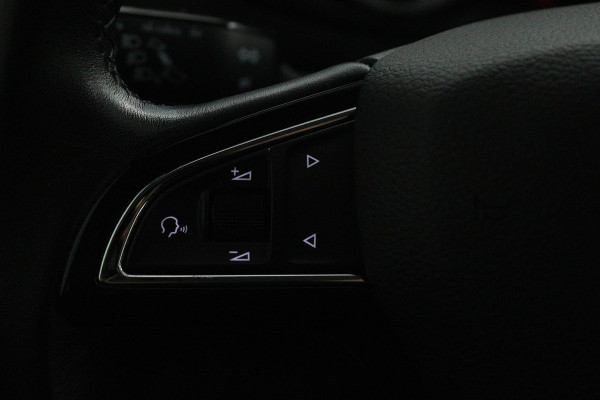 Škoda Karoq 1.5 TSI ACT Style (STOELVERWARMING, CAMERA, SFEERVERLICHTING, NAVIGATIE CARPLAY, CRUISE CONTROL, PARKEERSENSOREN)