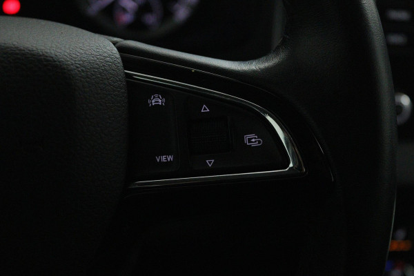 Škoda Karoq 1.5 TSI ACT Style (STOELVERWARMING, CAMERA, SFEERVERLICHTING, NAVIGATIE CARPLAY, CRUISE CONTROL, PARKEERSENSOREN)