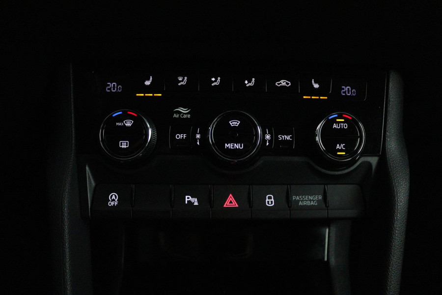 Škoda Karoq 1.5 TSI ACT Style (STOELVERWARMING, CAMERA, SFEERVERLICHTING, NAVIGATIE CARPLAY, CRUISE CONTROL, PARKEERSENSOREN)