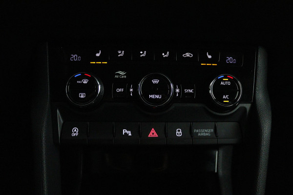 Škoda Karoq 1.5 TSI ACT Style (STOELVERWARMING, CAMERA, SFEERVERLICHTING, NAVIGATIE CARPLAY, CRUISE CONTROL, PARKEERSENSOREN)