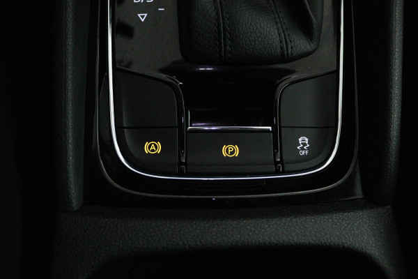 Škoda Karoq 1.5 TSI ACT Style (STOELVERWARMING, CAMERA, SFEERVERLICHTING, NAVIGATIE CARPLAY, CRUISE CONTROL, PARKEERSENSOREN)