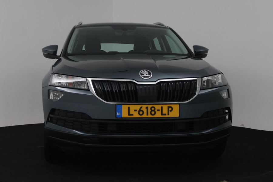 Škoda Karoq 1.5 TSI ACT Style (STOELVERWARMING, CAMERA, SFEERVERLICHTING, NAVIGATIE CARPLAY, CRUISE CONTROL, PARKEERSENSOREN)