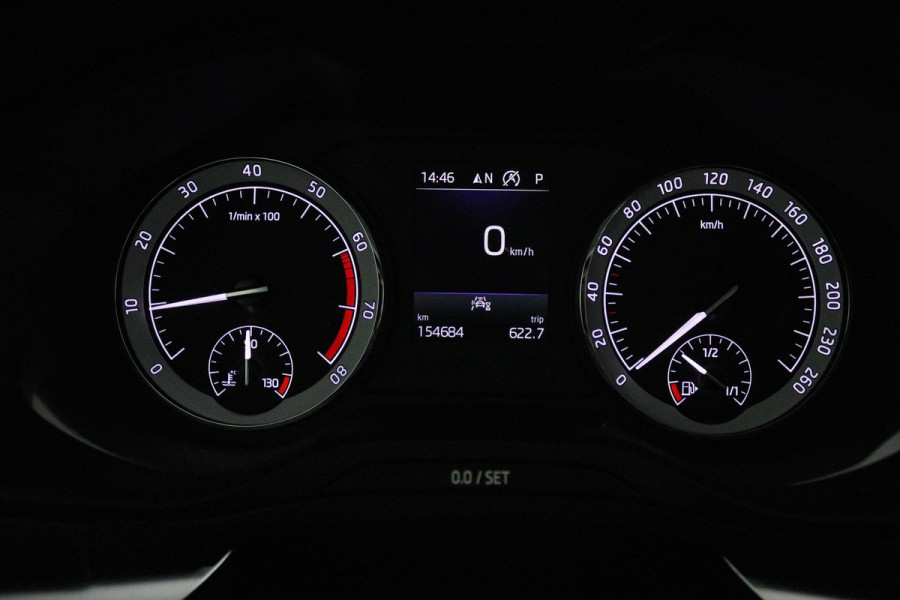 Škoda Karoq 1.5 TSI ACT Style (STOELVERWARMING, CAMERA, SFEERVERLICHTING, NAVIGATIE CARPLAY, CRUISE CONTROL, PARKEERSENSOREN)