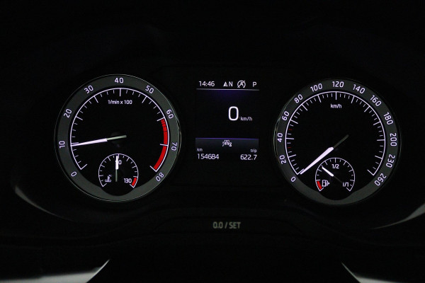 Škoda Karoq 1.5 TSI ACT Style (STOELVERWARMING, CAMERA, SFEERVERLICHTING, NAVIGATIE CARPLAY, CRUISE CONTROL, PARKEERSENSOREN)