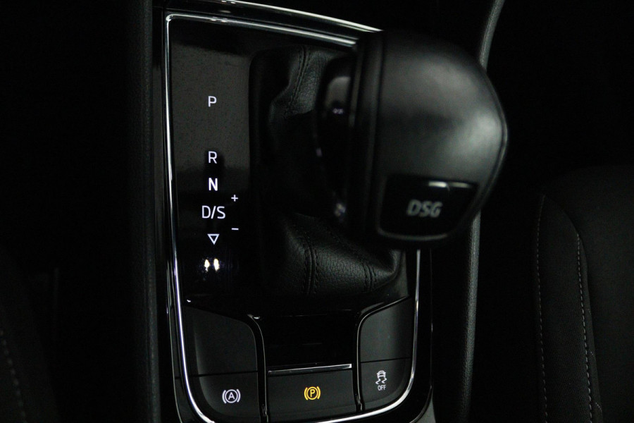 Škoda Karoq 1.5 TSI ACT Style (STOELVERWARMING, CAMERA, SFEERVERLICHTING, NAVIGATIE CARPLAY, CRUISE CONTROL, PARKEERSENSOREN)