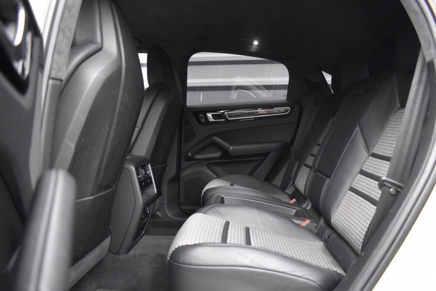Porsche Cayenne Coupé 3.0 E-Hybrid 462pk Lightweight Sport Package | Carbon Dak | ACC | 22'' GT Design | Matrix PDLS+ | Luchtvering | 360 Camera |