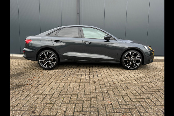 Audi A3 Limousine 30 TFSI Automaat * Carplay * Optiek Zwart * Parkeersensoren *