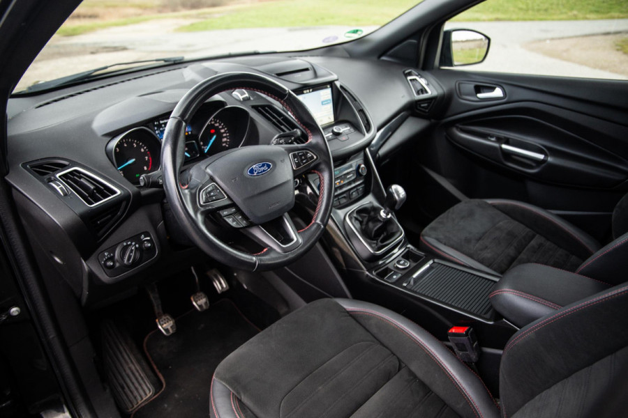 Ford Kuga 1.5 EcoBoost ST Line CAMERA / CARPLAY / TREKHAAK / 2000 KG / STOEVERWRMING / 150 PK