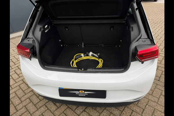 Volkswagen ID.3 First 58 kWh * Steunhaak * Navigatie * Parkeersensoren * Adaptieve Cruise *