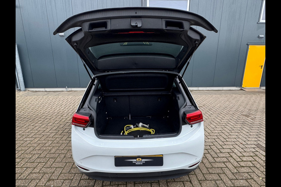 Volkswagen ID.3 First 58 kWh * Steunhaak * Navigatie * Parkeersensoren * Adaptieve Cruise *