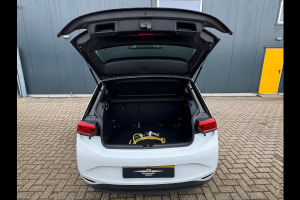 Volkswagen ID.3 First 58 kWh * Steunhaak * Navigatie * Parkeersensoren * Adaptieve Cruise *